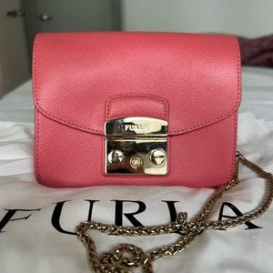 Furla
mini Metropolis crossbody bag. Ruby-red color.